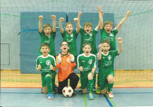 4. Platz in neuen Trikots - Firma Helmke unterstützt E1