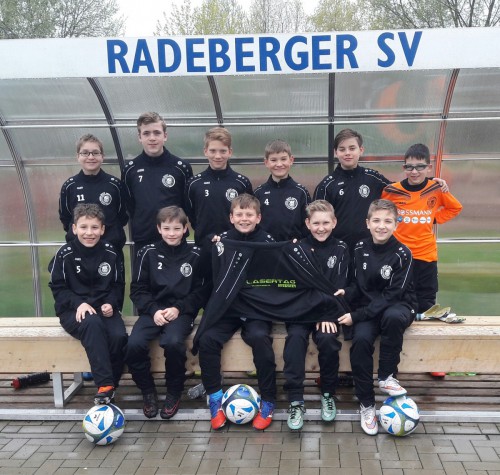 LASERTAG Dresden sponsort neue Trainingsanzüge für die D2